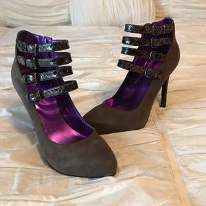 Guess l Pettis Pump in gray suede